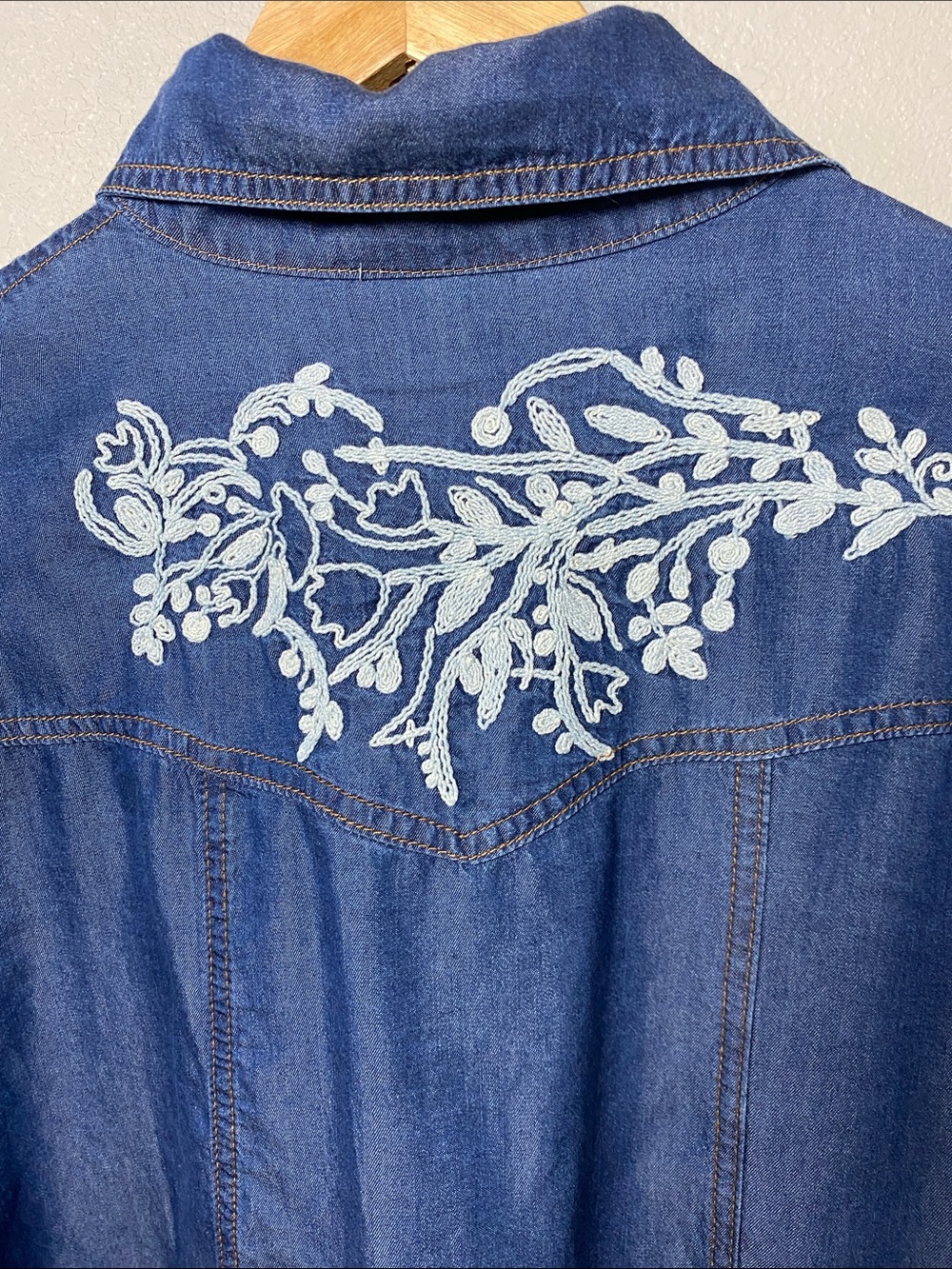 Embroidered Indigo Button-Front Shirt 22ptp 23-25 L sz L 💯%tencel - Picture 4 of 8